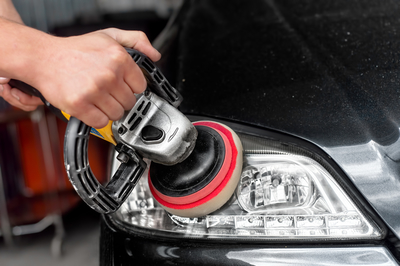 Scheinwerfer wird poliert